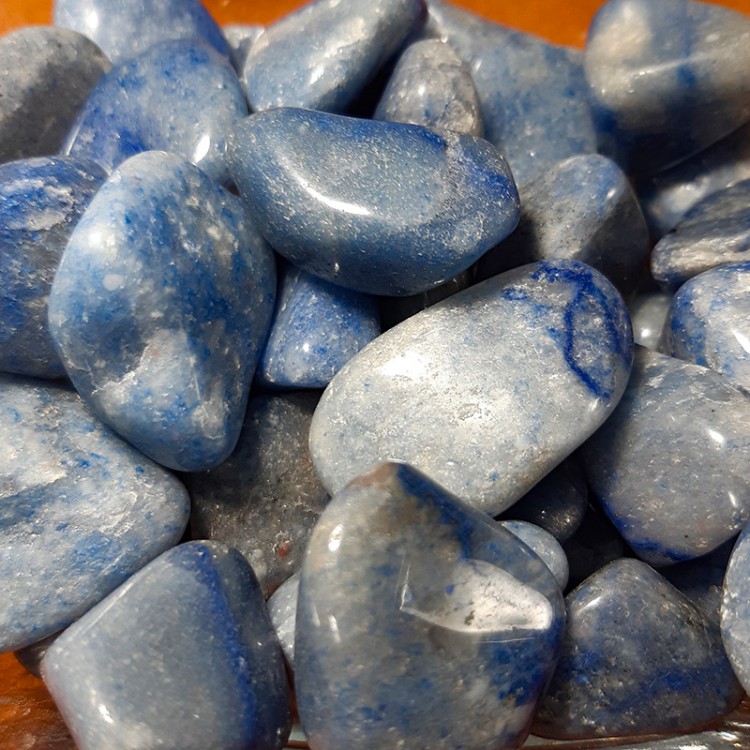 Dumortiérite, Aventurine bleue ou Quartz bleu, pierre roulée.