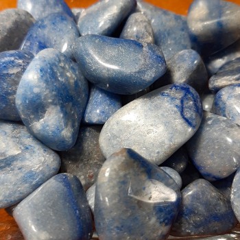 Quartz bleu ou Dumortiérite, pierre naturelle polie.