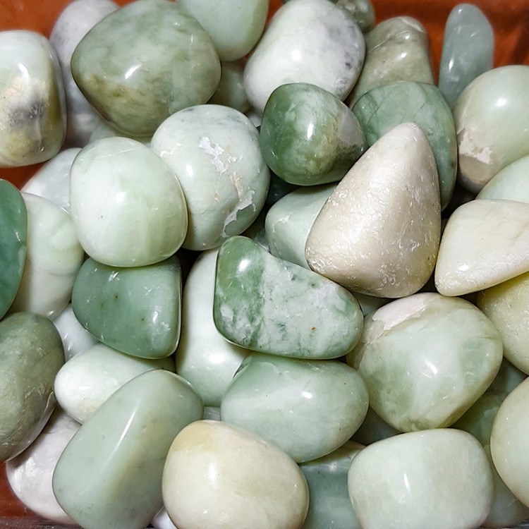 Jade vert, pierre roulée.