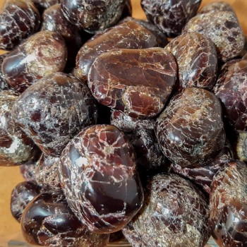 Grenat almandin, pierre naturelle polie.