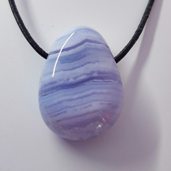 Pendentif, Calcédoine bleue, pierre percée.