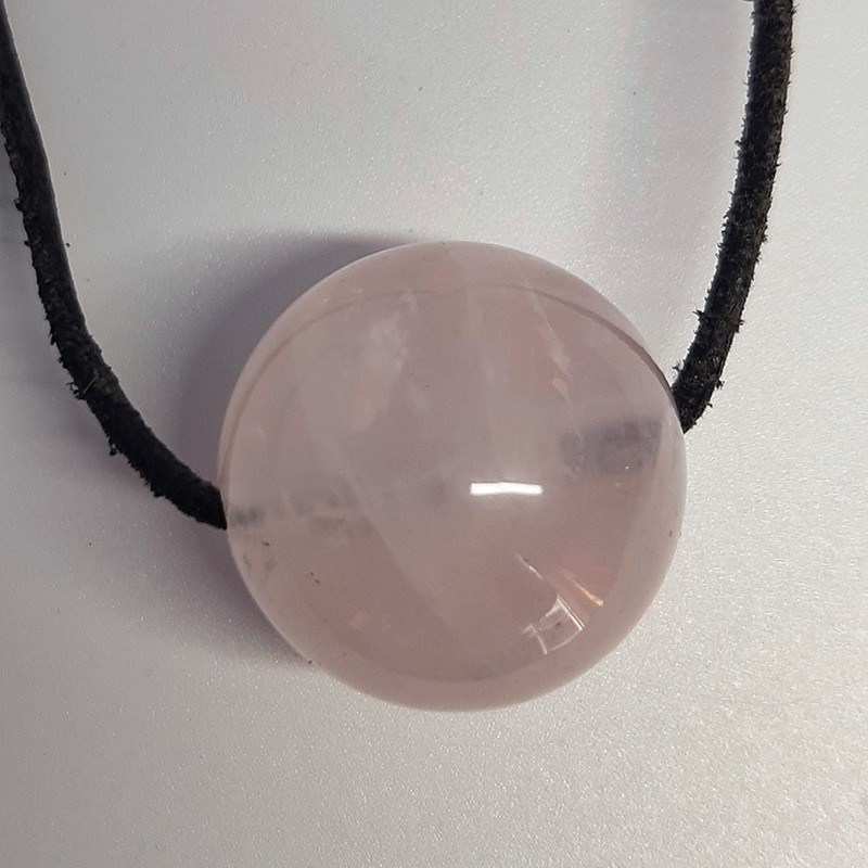 Pendentif en pierre naturelle Quartz rose. Pendentif en pierre naturelle Quartz rose.