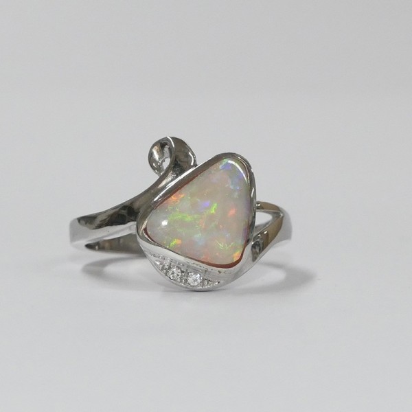 Bague Opale blanche et argent rhodié