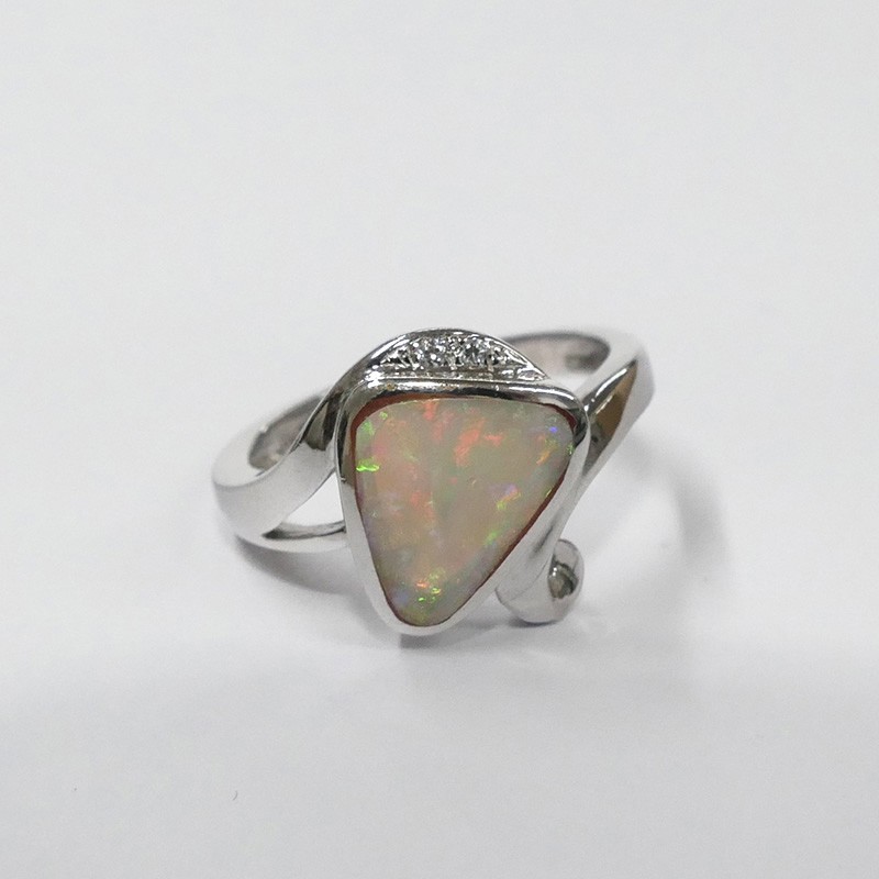 Bague Opale blanche et argent rhodié