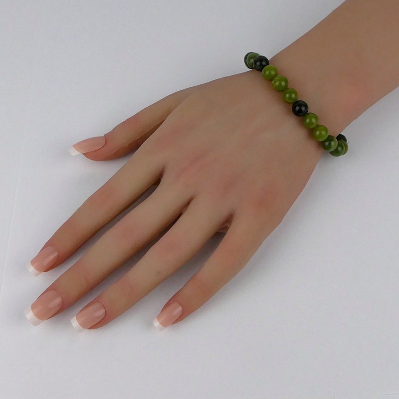 Bracelet en pierres naturelles Jade néphrite .