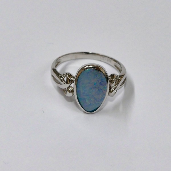 Bague  Opale bleue ovale et Argent rhodié