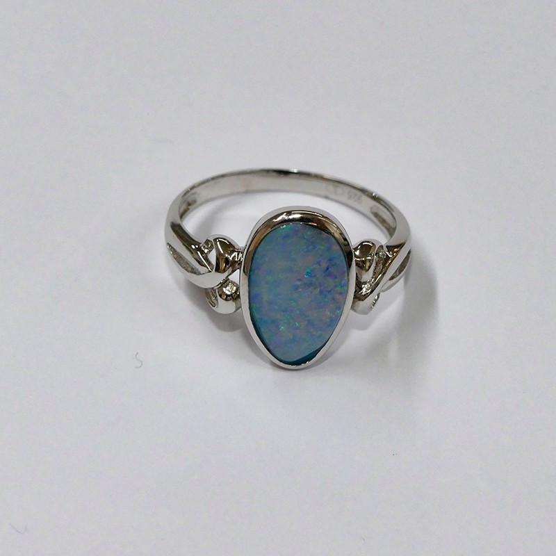 Bague  Opale bleue ovale et Argent rhodié