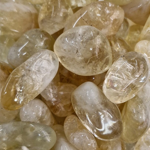 Citrine, pierre naturelle polie.