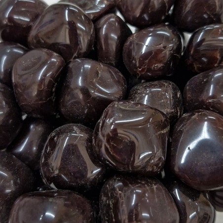 Grenat almandin, pierre naturelle polie.