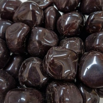 Grenat almandin, pierre naturelle polie.