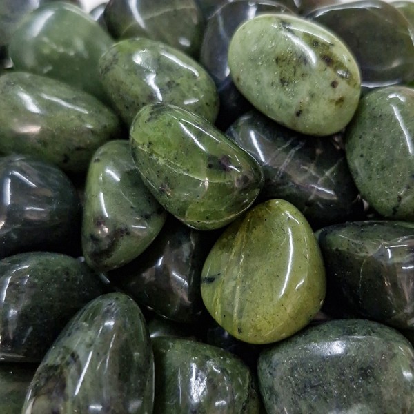 Jade néphrite, pierre naturelle polie.