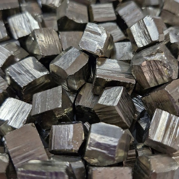 Pyrite cubique, pierre roulée.