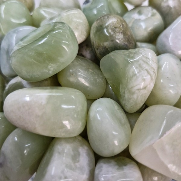 Jade vert, pierre roulée.