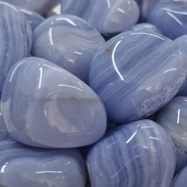 Calcédoine bleue, pierre roulée.