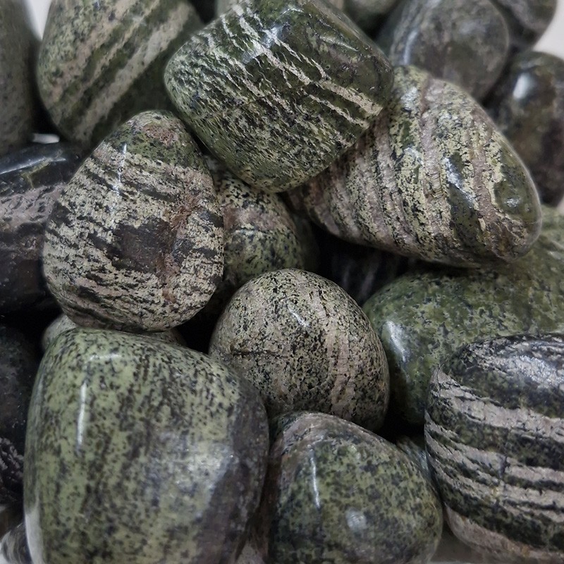 Serpentine, pierre naturelle polie.