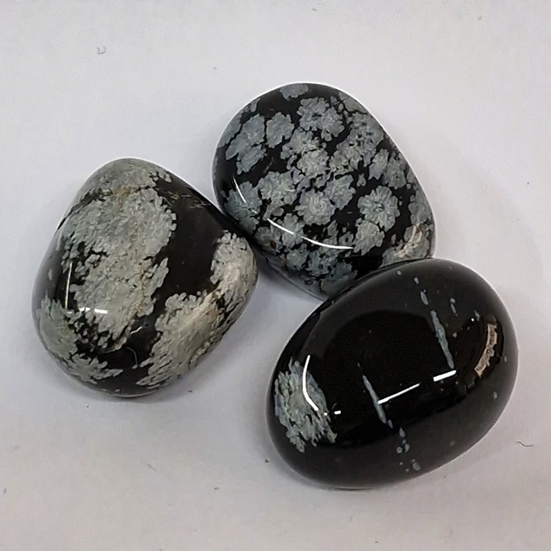 Obsidienne neige, pierre naturelle polie.