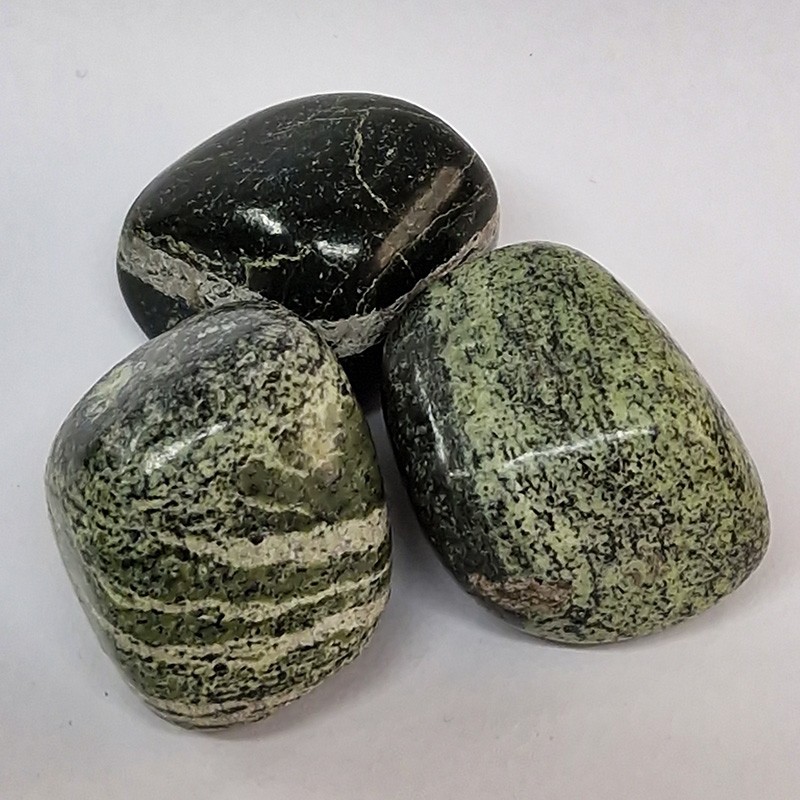 Serpentine, pierre roulée.