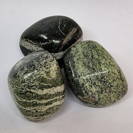 Serpentine, pierre roulée.