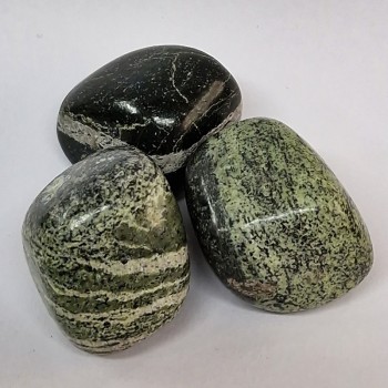 Serpentine, pierre naturelle polie.