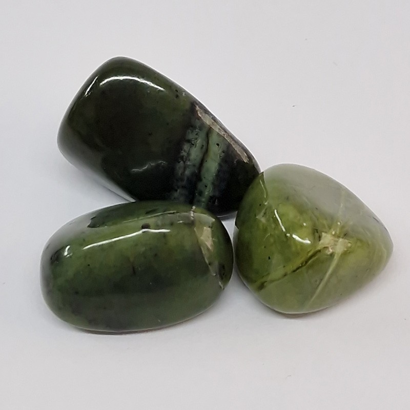 Jade néphrite, pierre naturelle polie.