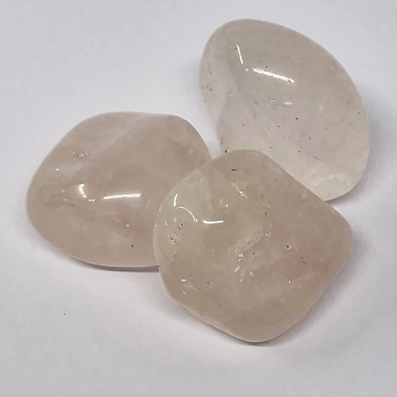 Quartz rose, pierre roulée.