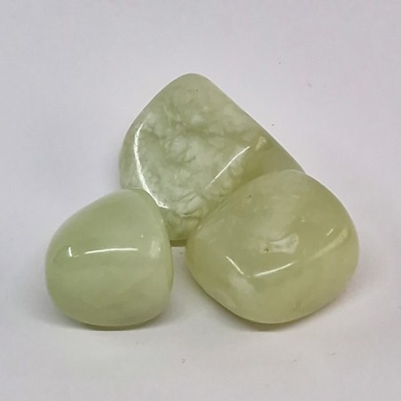 Jade vert, pierre roulée.