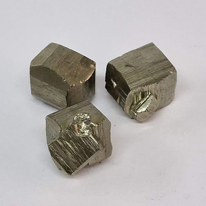 Pyrite cubique, pierre roulée.