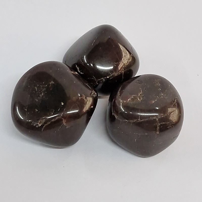 Grenat almandin, pierre roulée.