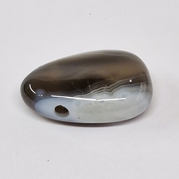 Pendentifs en pierres naturelles roulées percées.