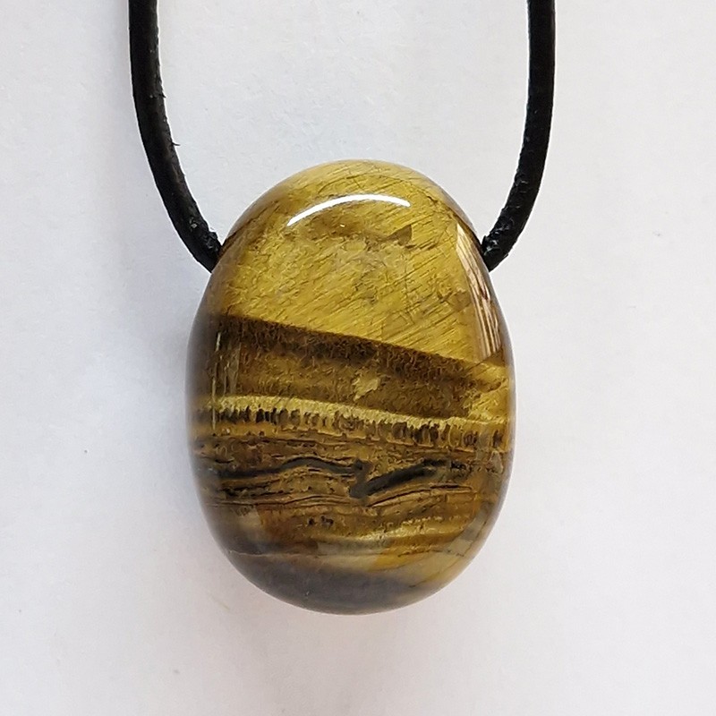 Pendentifs en pierres naturelles roulées percées.