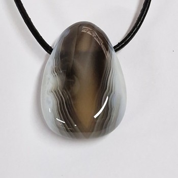 Pendentifs en pierres naturelles roulées percées.