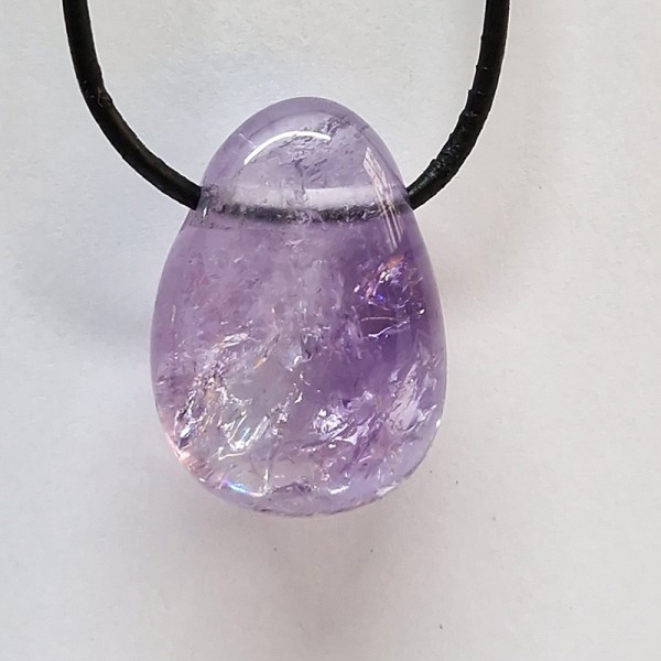 Pendentifs en pierres naturelles roulées percées.