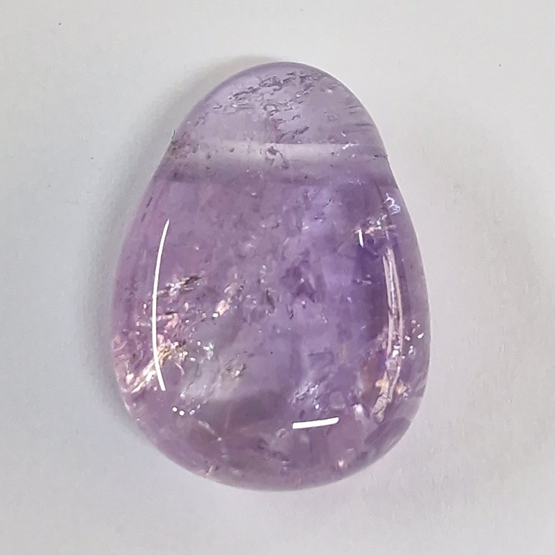 Pendentifs en pierres naturelles roulées percées.