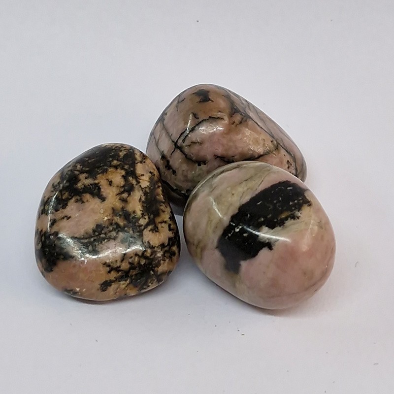 Rhodonite, pierre naturelle polie.